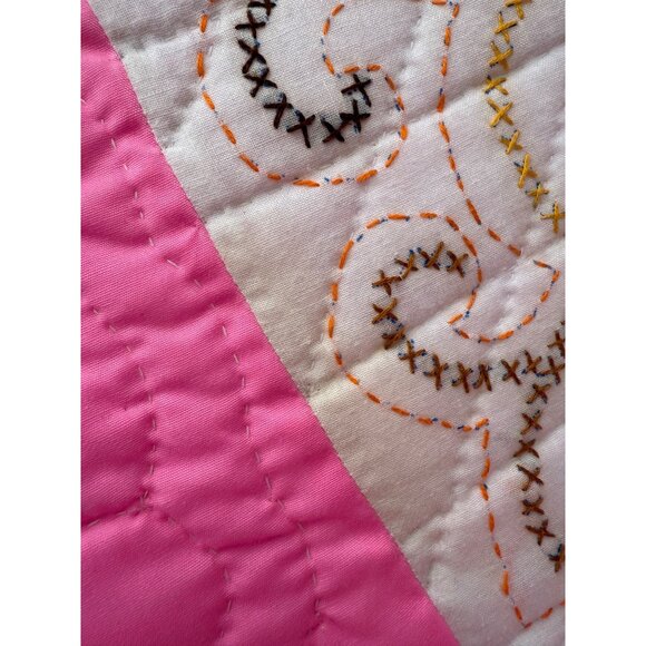 Vintage 60's Fluorescent Pink Quilt With Embroidered Patchwork 90x68" - Picture 7 of 16